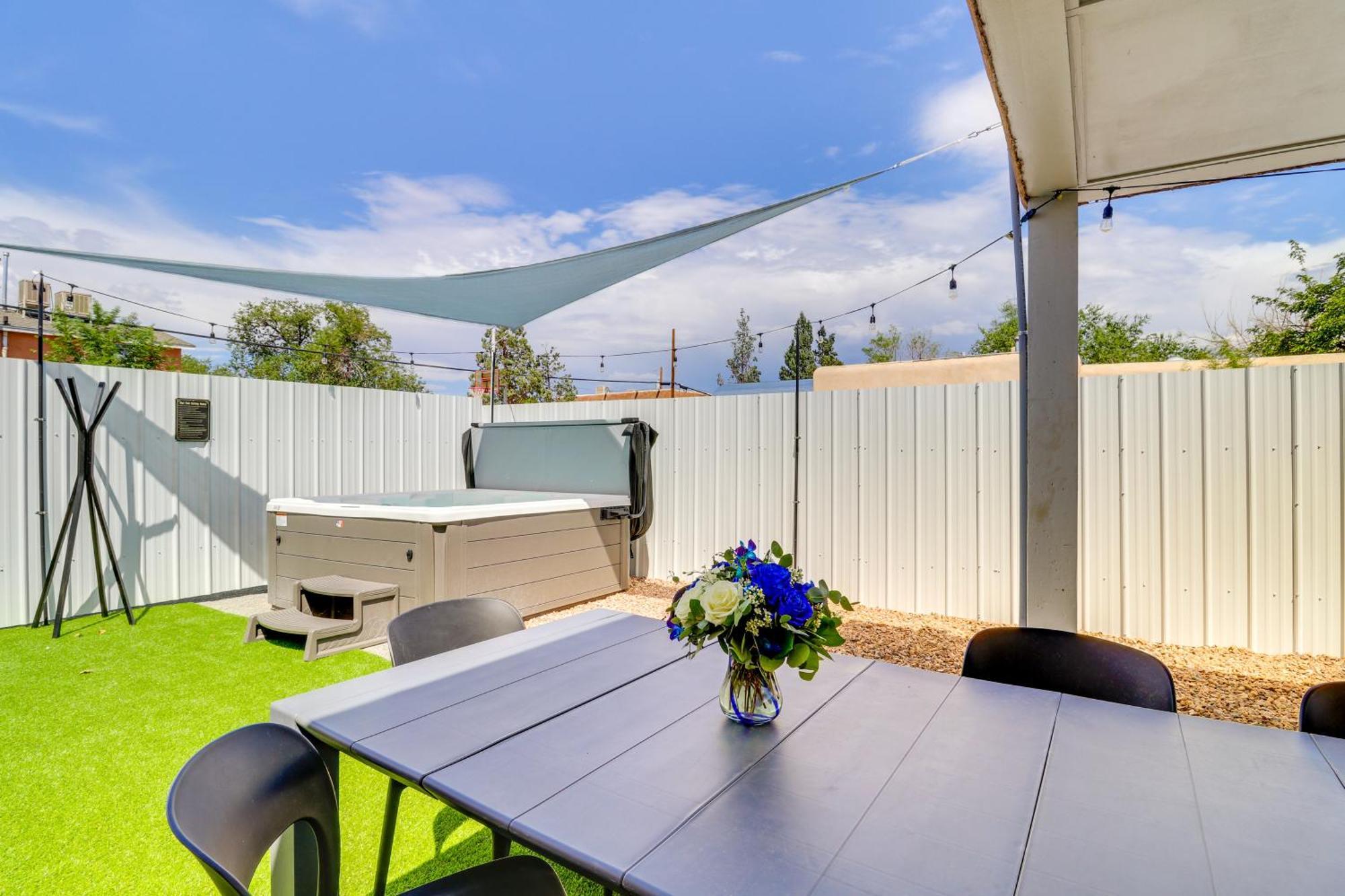Retreat With Hot Tub - Location! *
