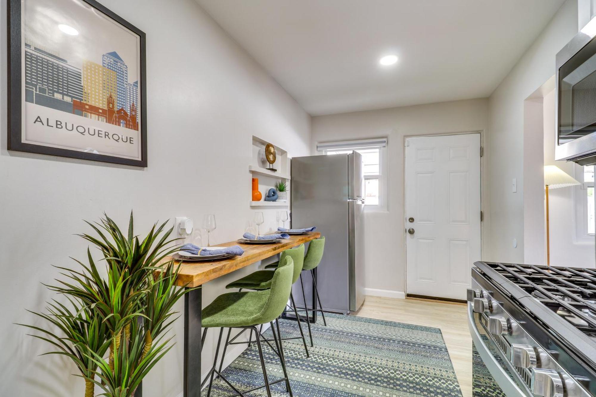 Retreat With Hot Tub - Location! *