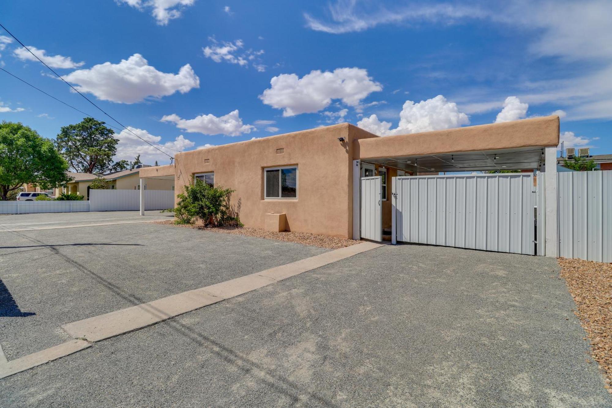 Retreat With Hot Tub - Location! *