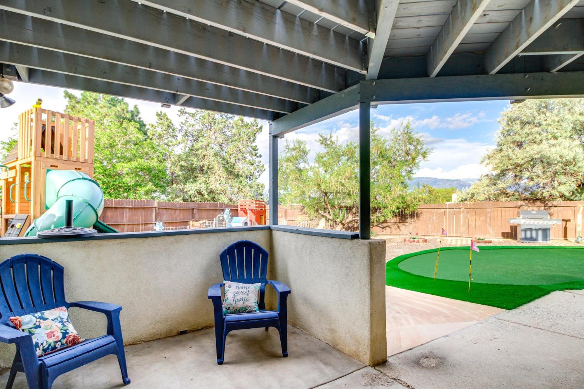 Holiday home Oasis With Deck, Putting And Views! *