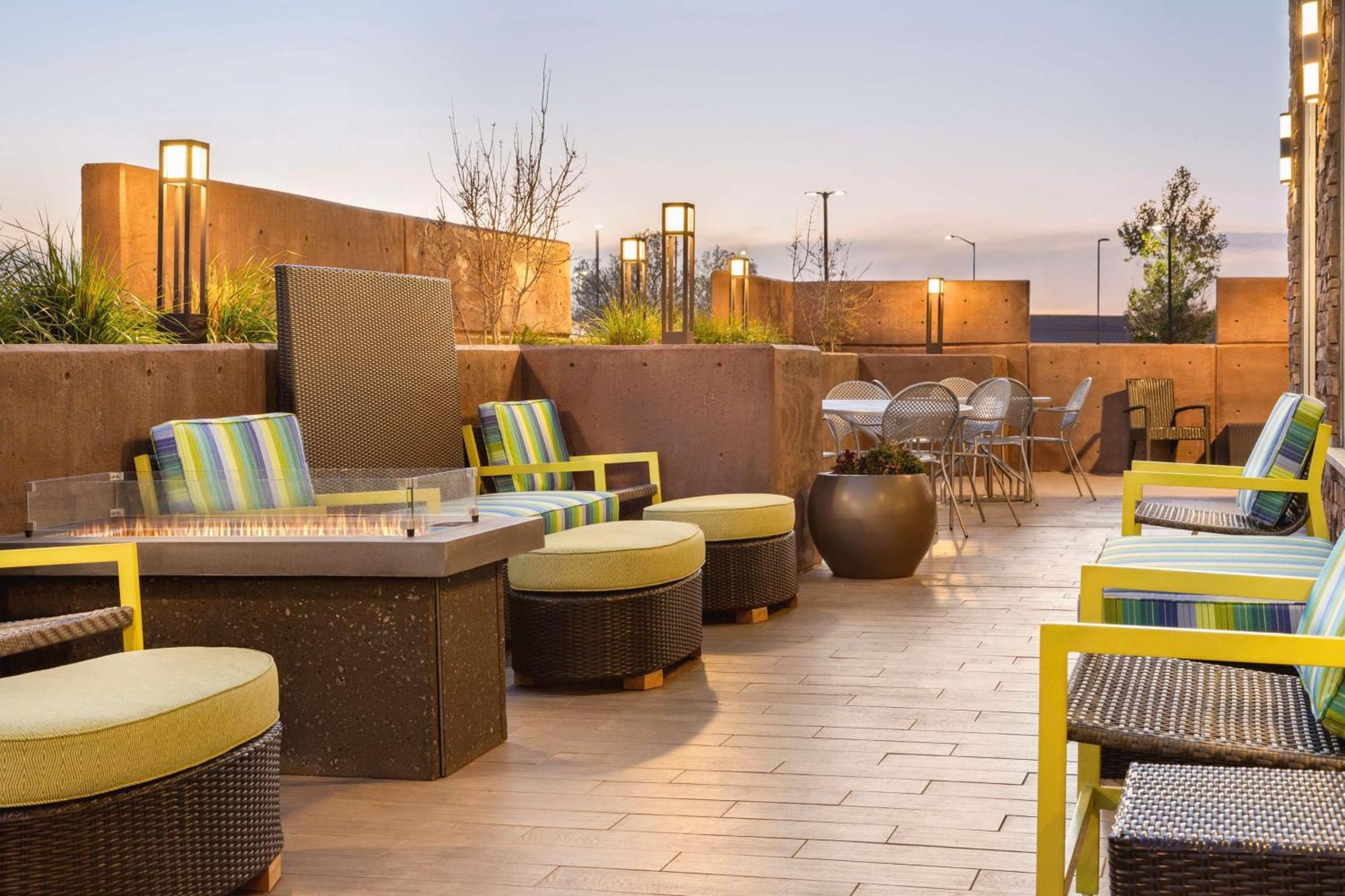 Hotel Home2 By Hilton Downtown/university 3*