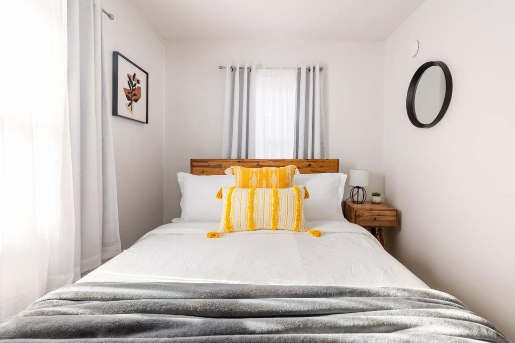 House With Great Beds, Full Kitchen, Fenced Yard