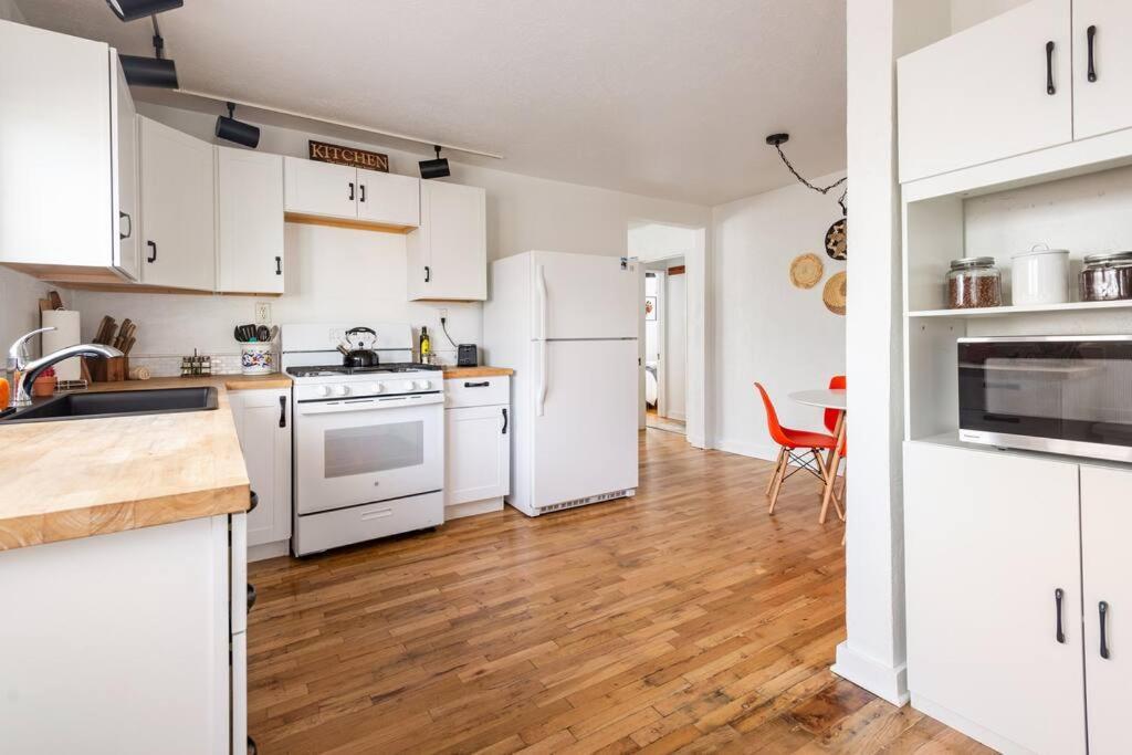 Holiday home House With Great Beds, Full Kitchen, Fenced Yard *