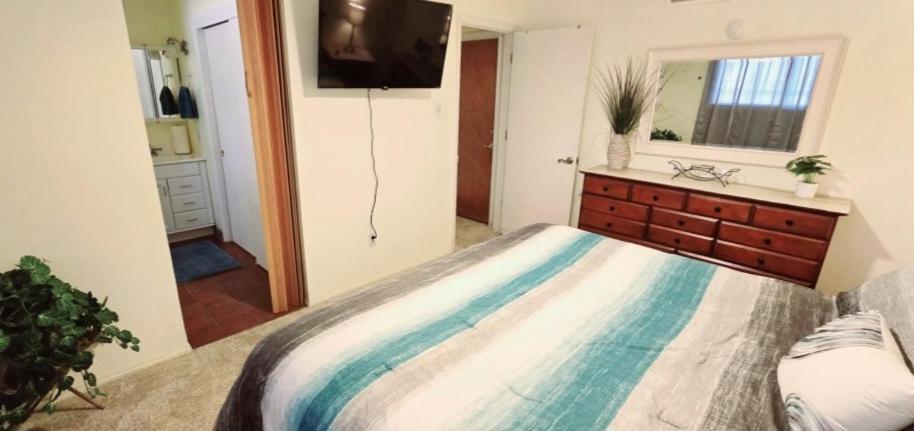 Hot Air Balloon Haven, King Bed, Office, Foosball, Crib * Albuquerque