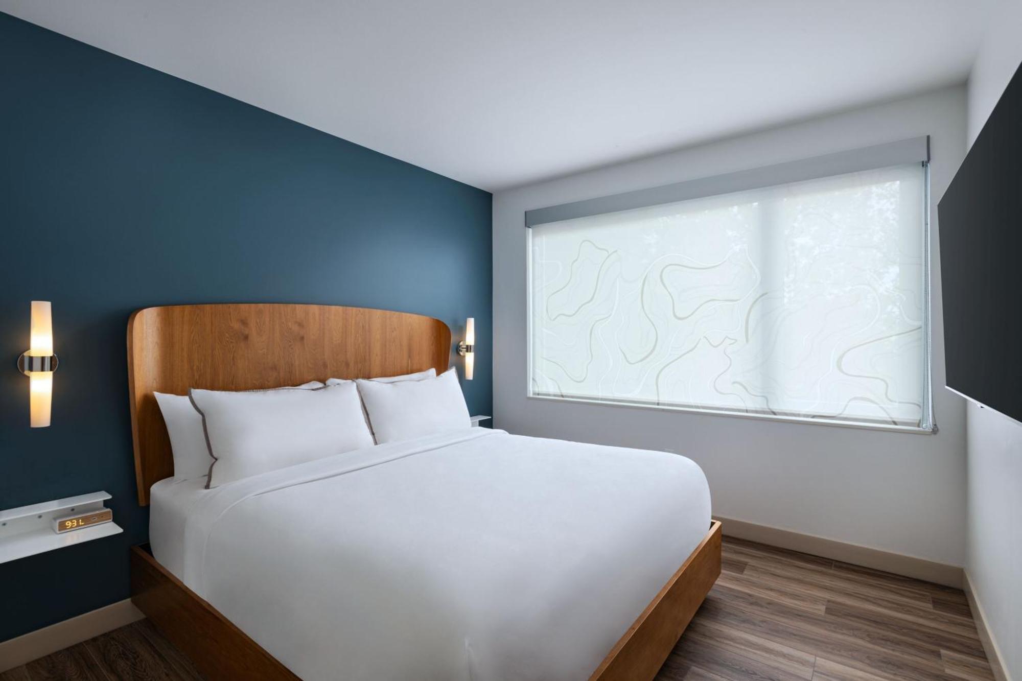 Element Uptown Hotel *
