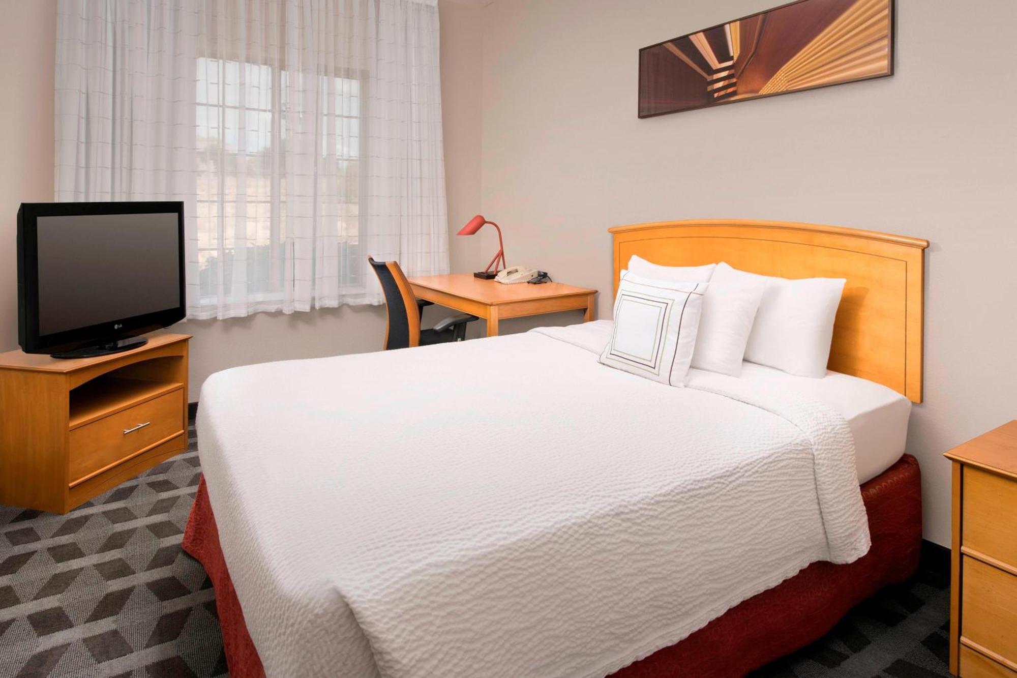 Towneplace By Marriott Airport Hotel