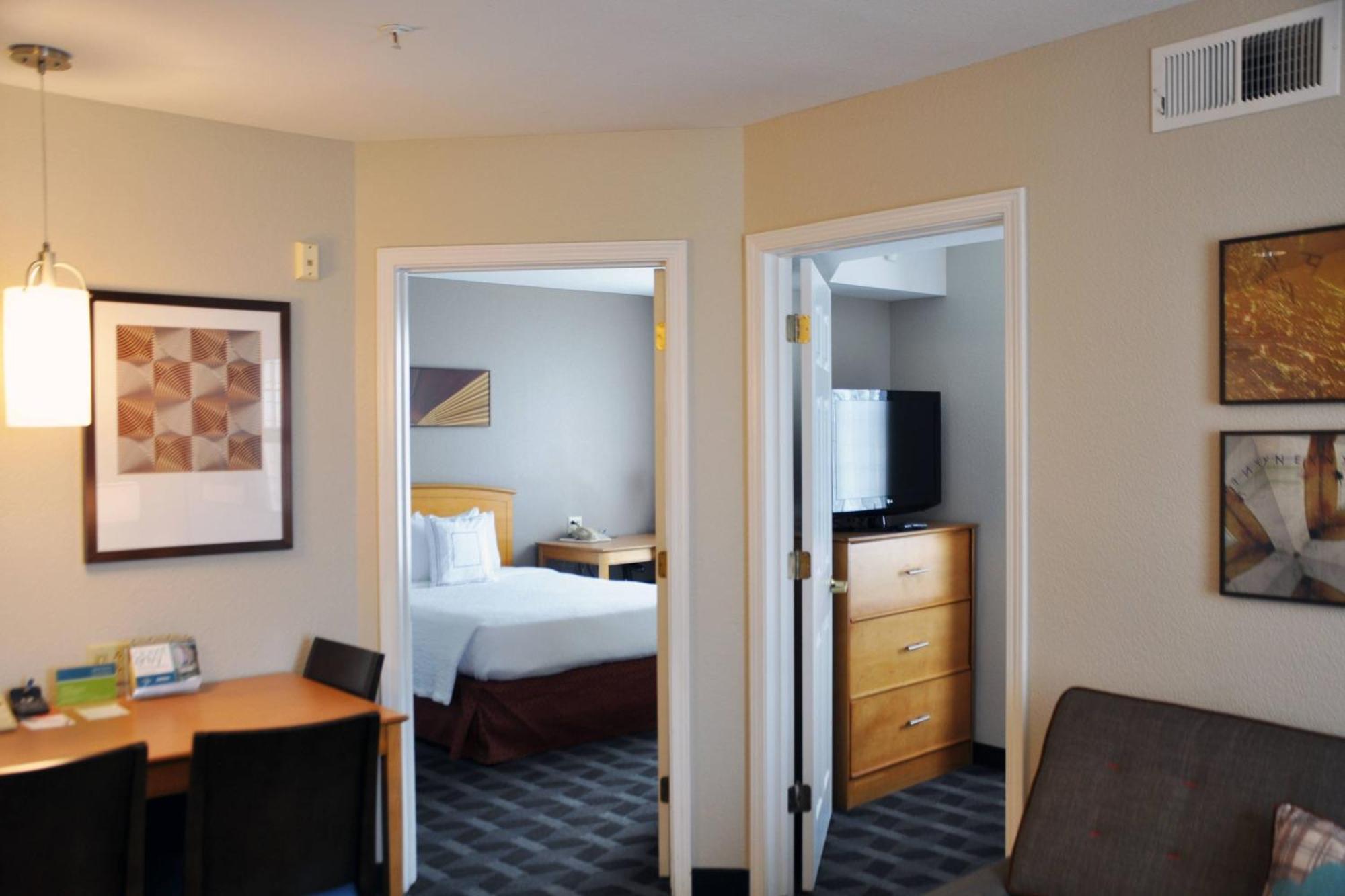 Hotel Towneplace By Marriott Airport