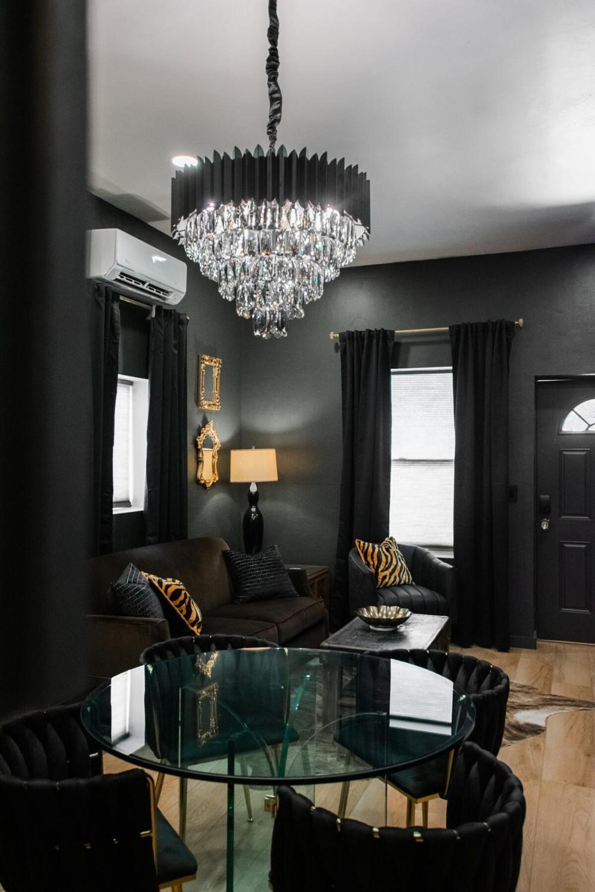 Speakeasy At Arnotriplex! Apartment *