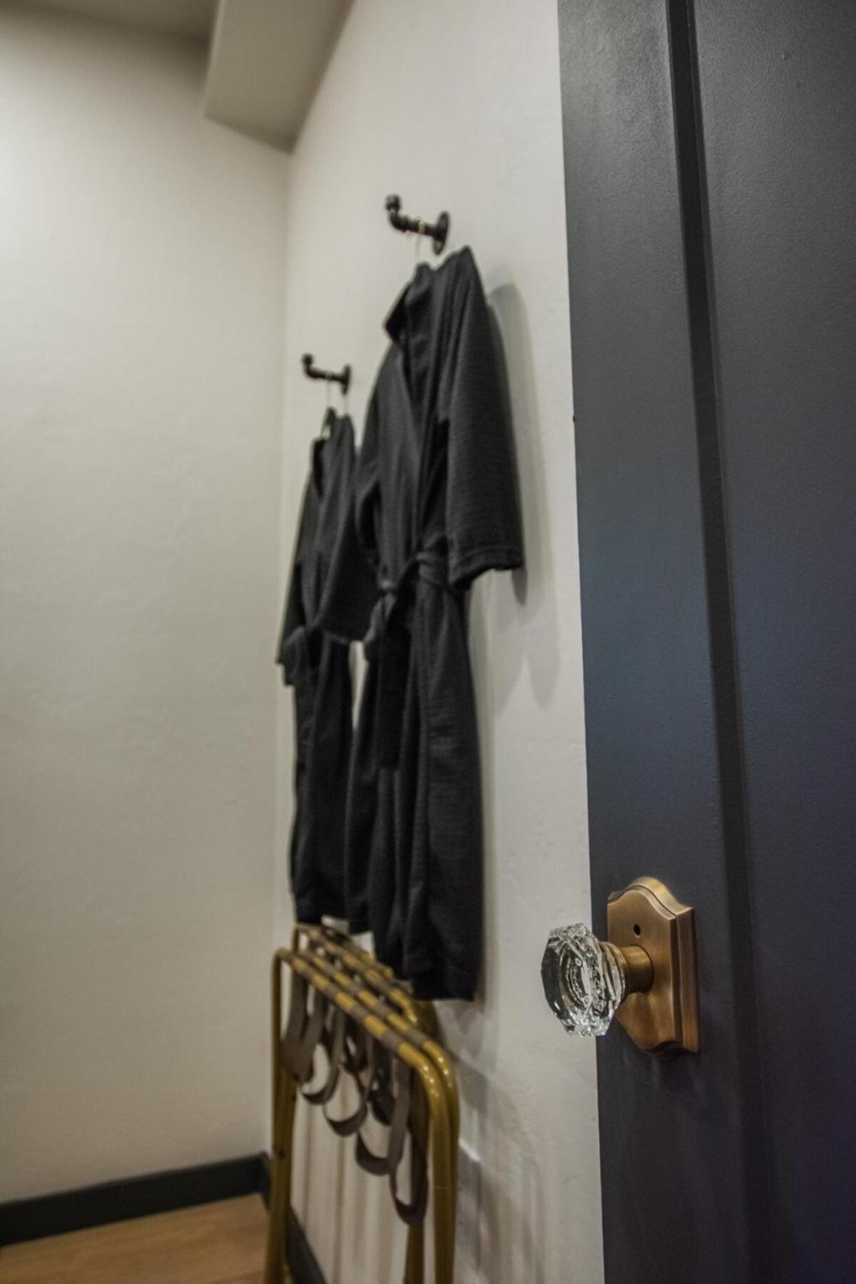 Apartment Speakeasy At Arnotriplex! *