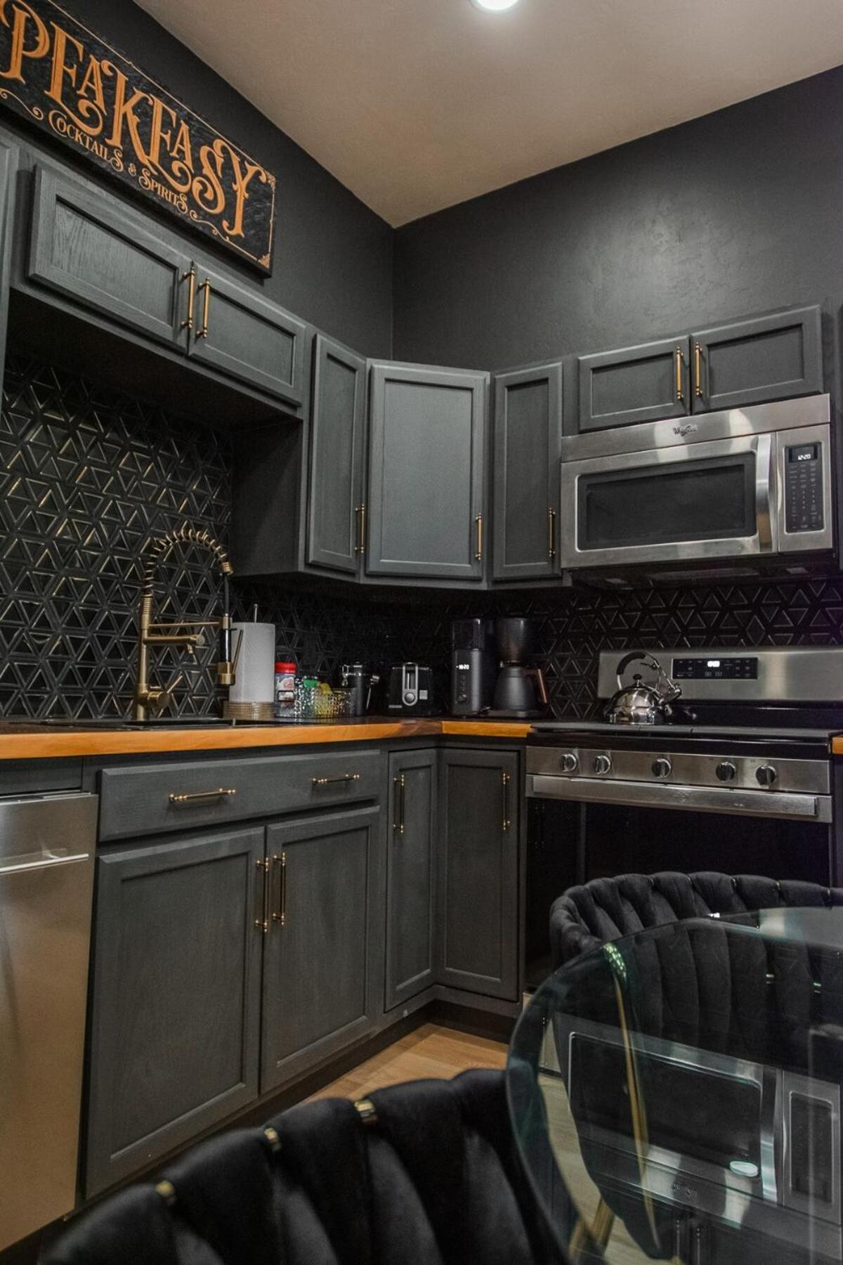 Apartment Speakeasy At Arnotriplex!