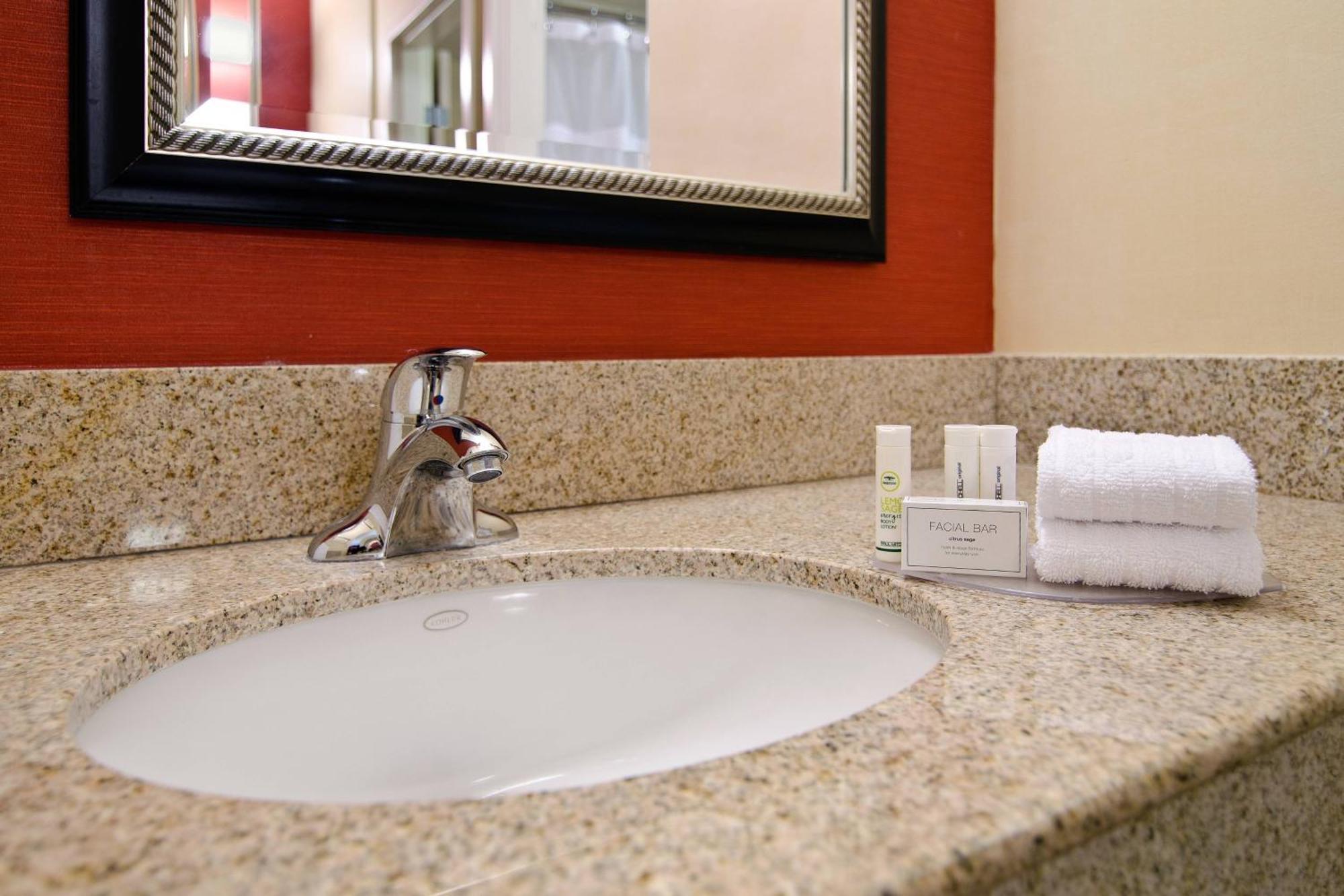 Courtyard By Marriott Airport Hotel 3*