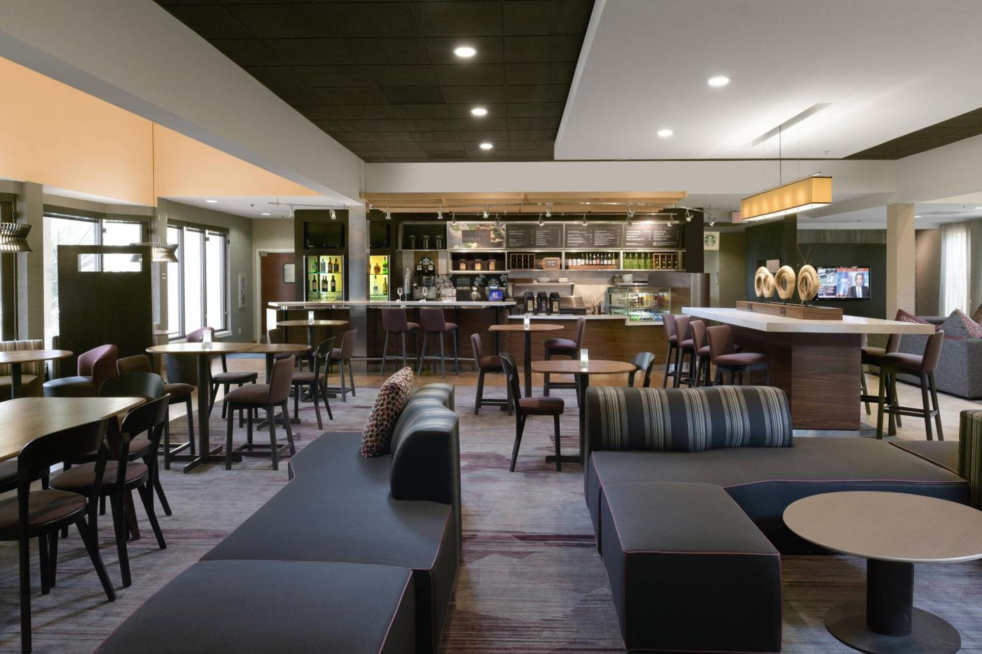 Hotel Courtyard By Marriott Airport