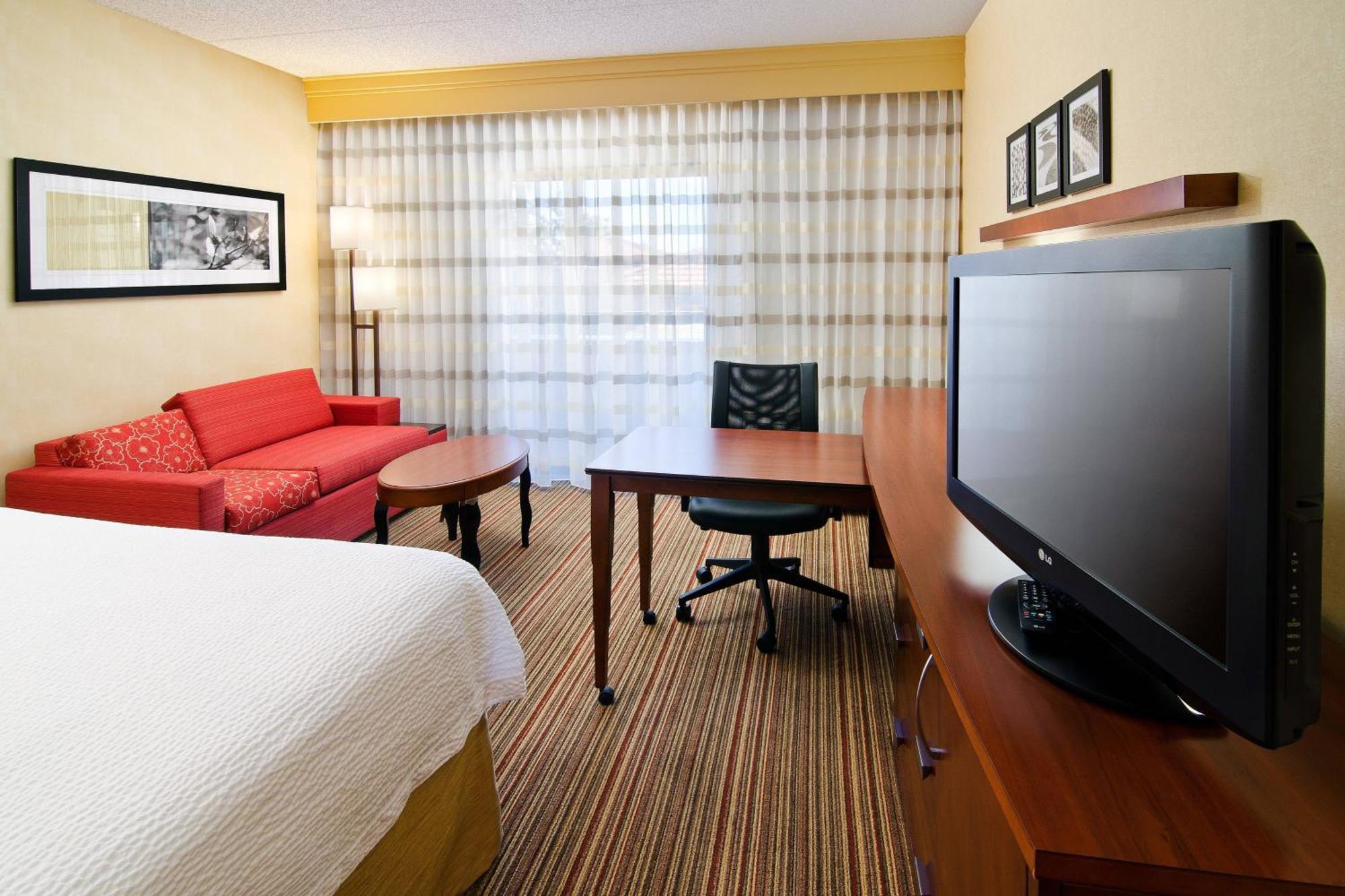 Courtyard By Marriott Airport Hotel