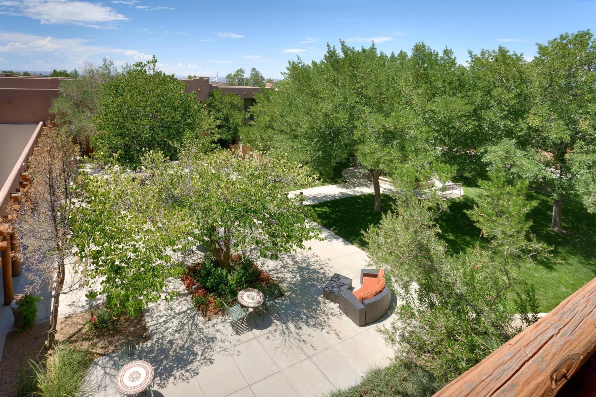 Courtyard By Marriott Hotel