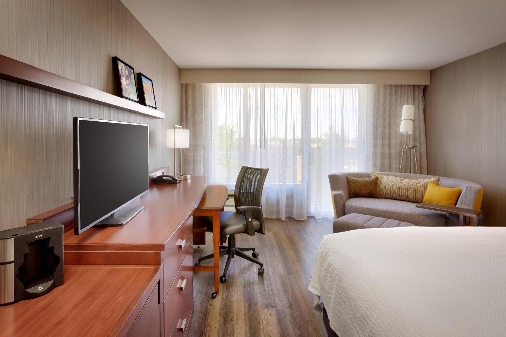 Courtyard By Marriott Hotel