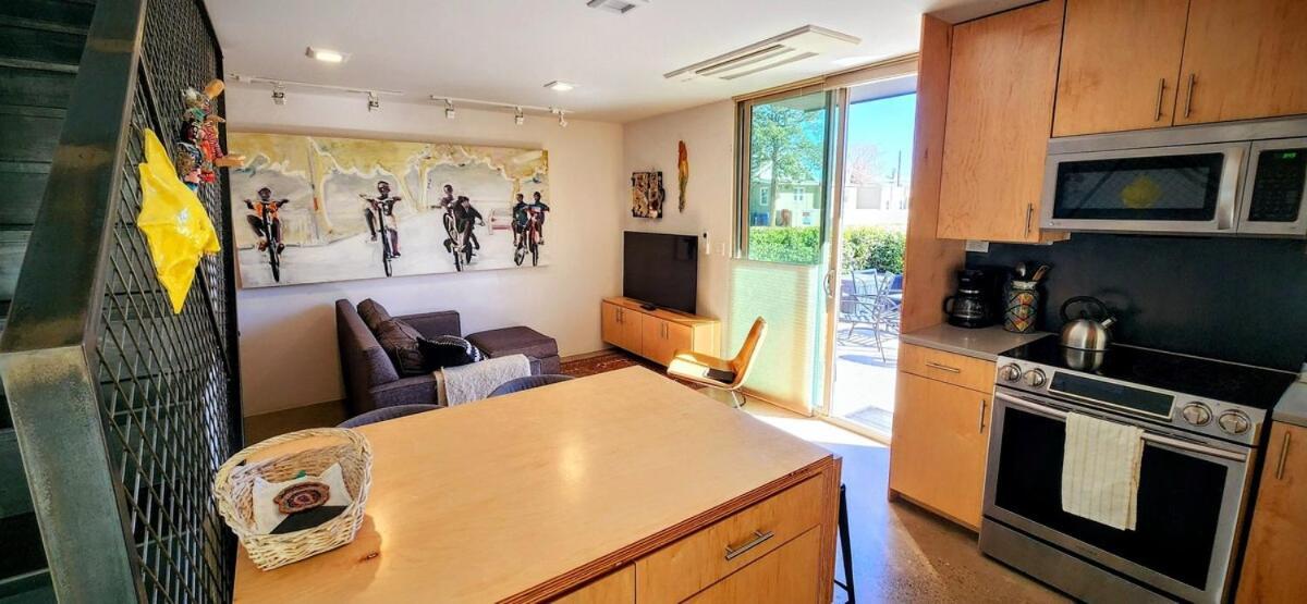 Tranquil Townhome In Downtown Neighborhood *