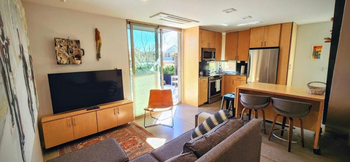 Tranquil Townhome In Downtown Neighborhood