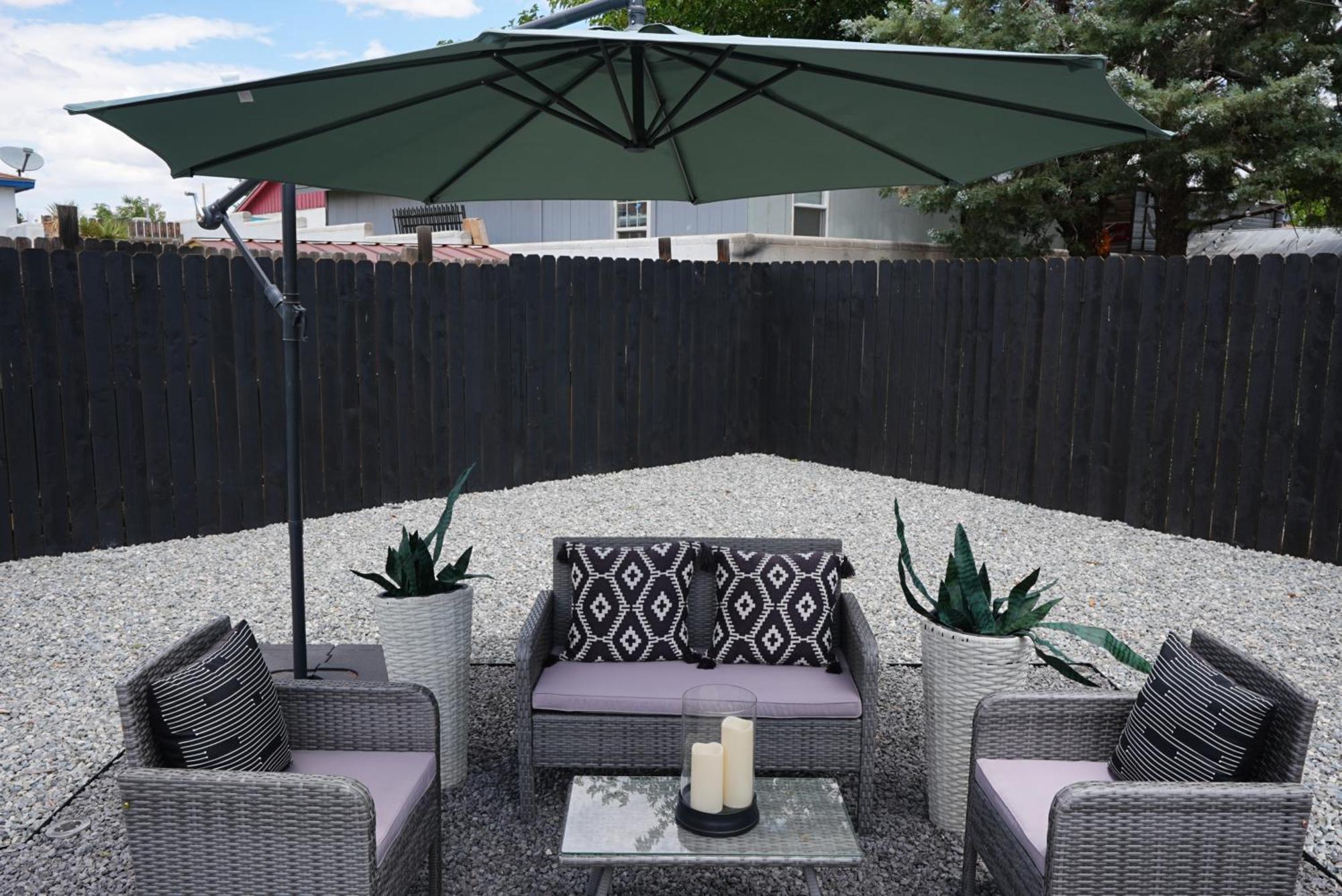 Holiday home Prime Uptown Location! Huge Backyard! The White House