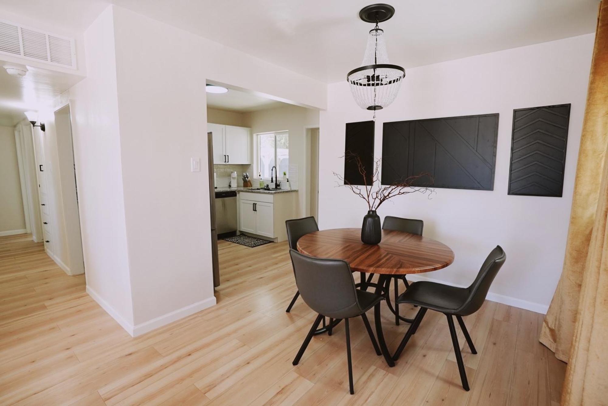 Holiday home Prime Uptown Location! Huge Backyard! The White House