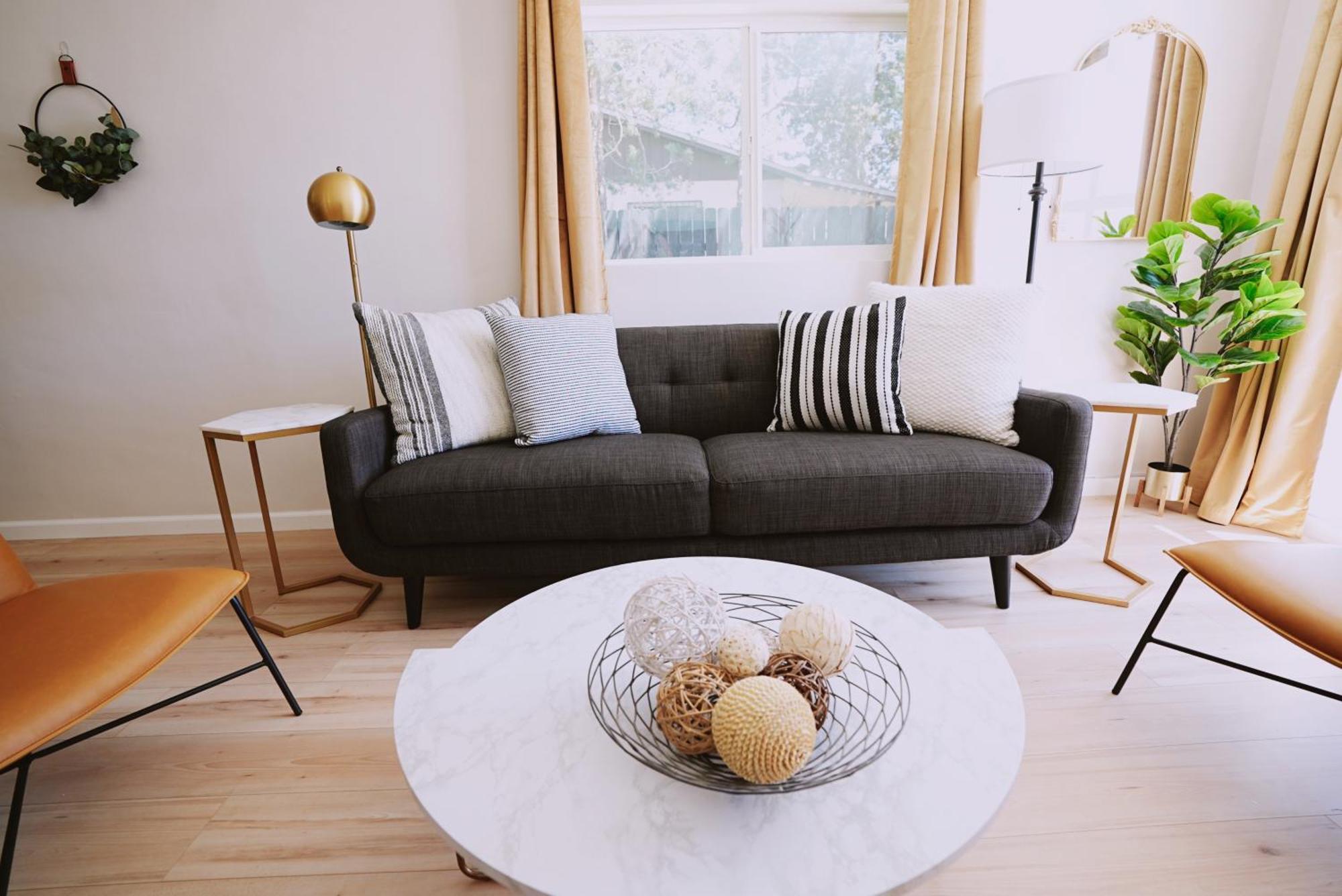 Prime Uptown Location! Huge Backyard! The White House Albuquerque