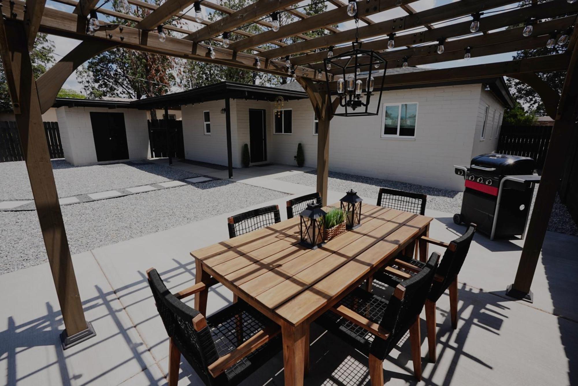 Holiday home Prime Uptown Location! Huge Backyard! The White House