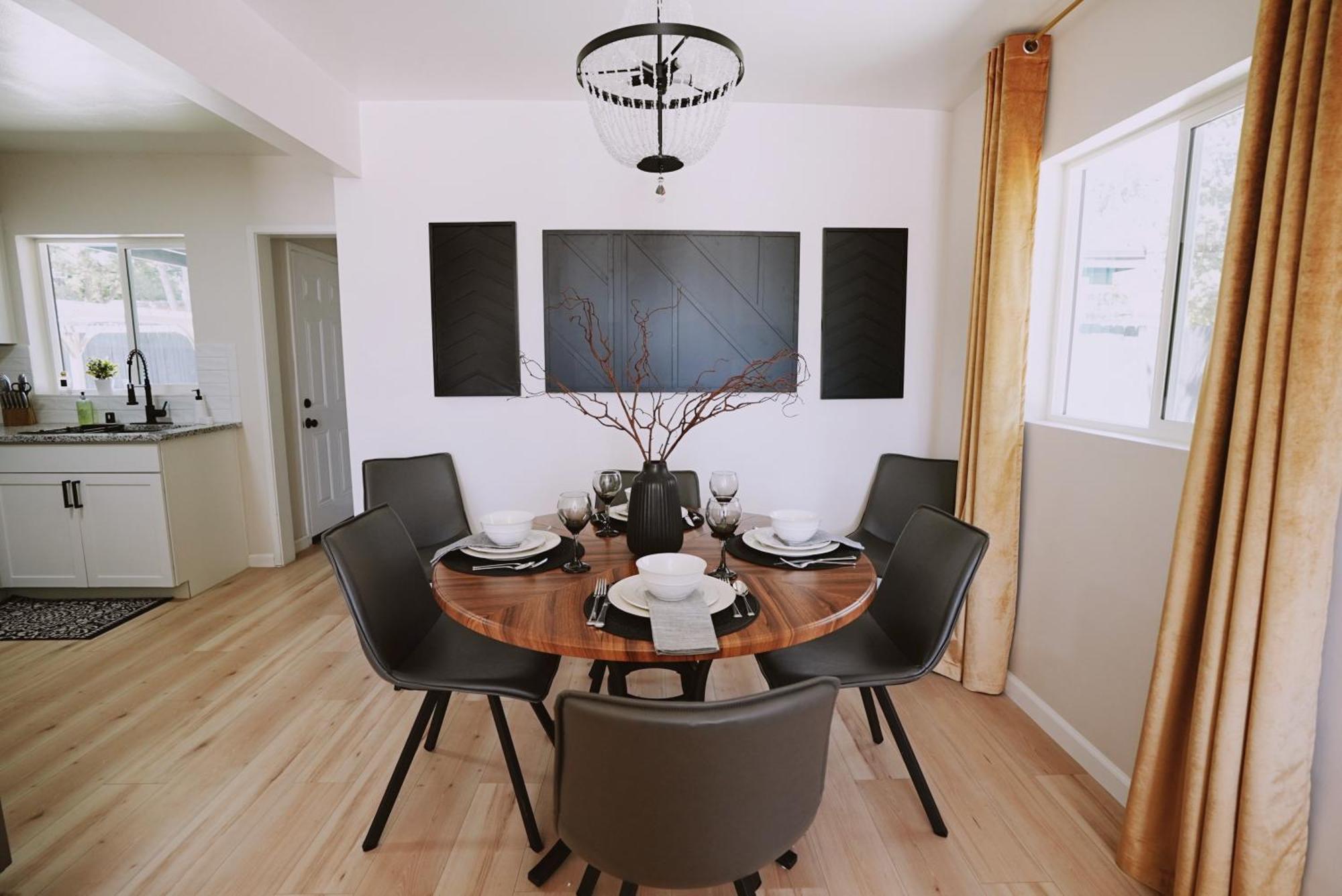 Prime Uptown Location! Huge Backyard! The White House Holiday home