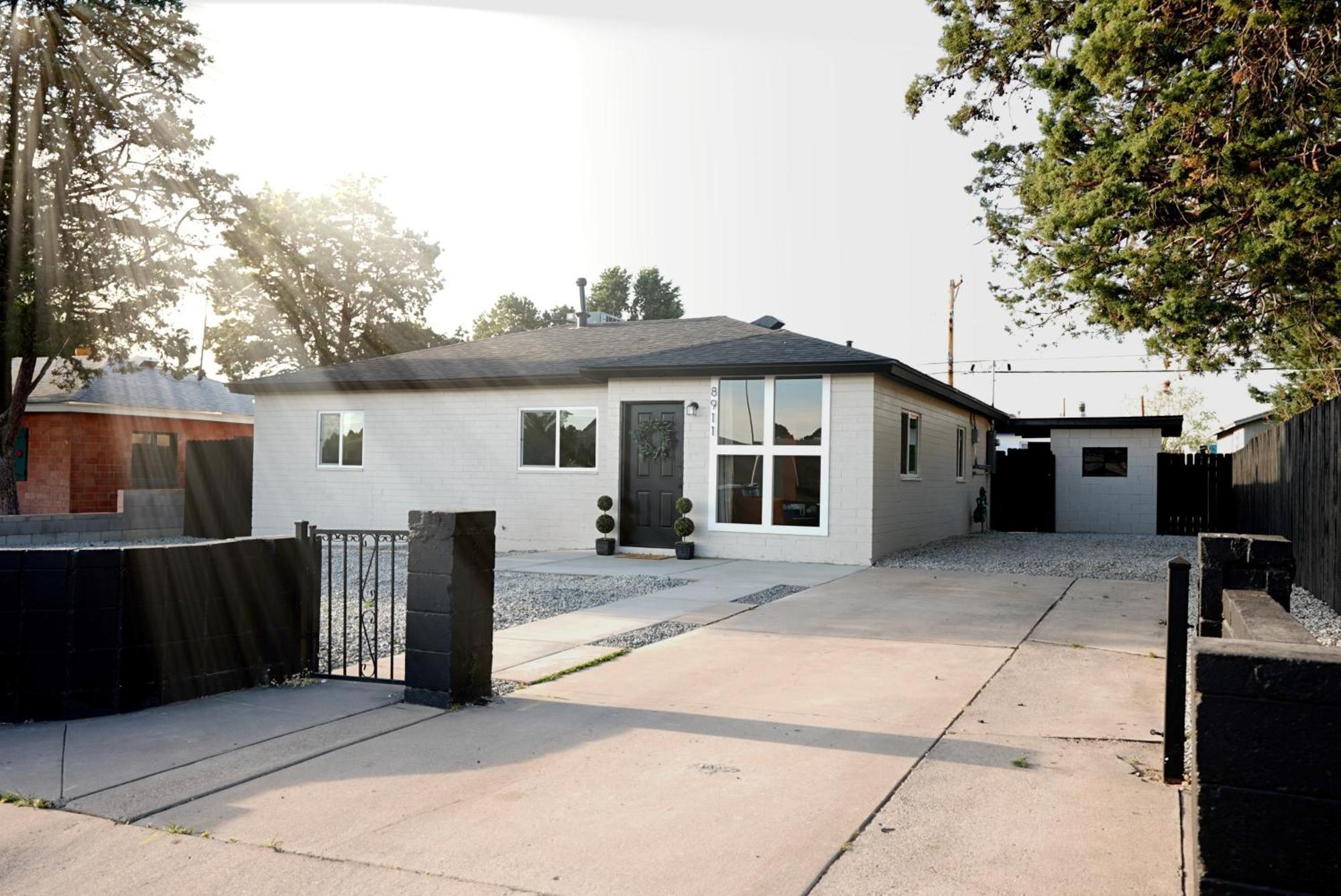 Prime Uptown Location! Huge Backyard! The White House * Albuquerque