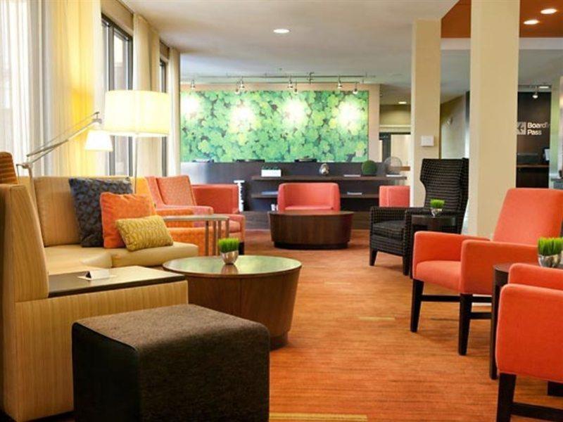 Hotel Courtyard By Marriott Airport