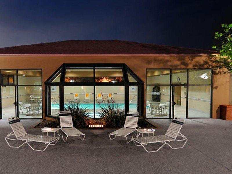 Courtyard By Marriott Airport