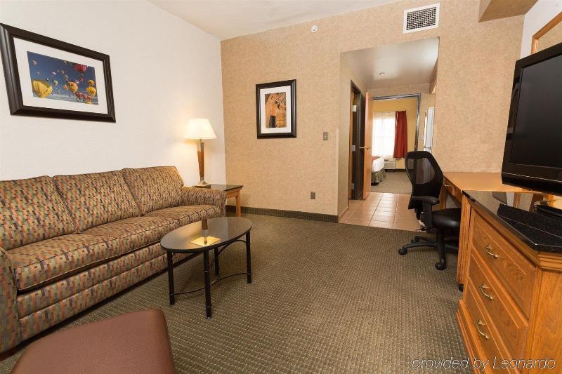 Hampton & North/i-25 Hotel