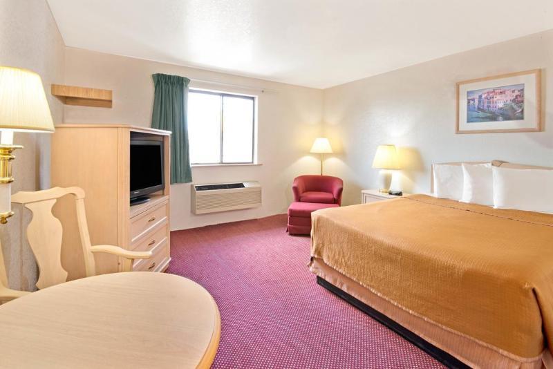 Super 8 By Wyndham West/coors Blvd