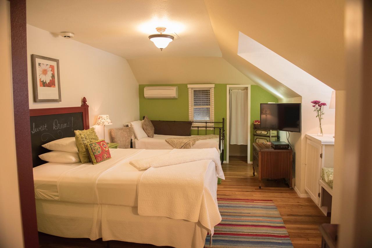 Bed & Breakfast El Cuervo Abq Guest