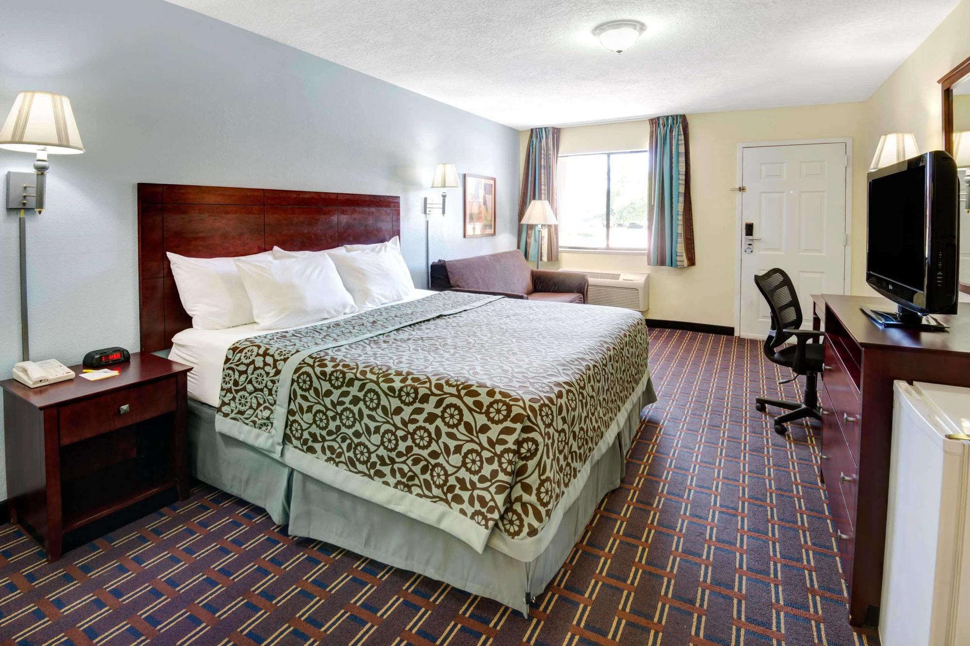 Days By Wyndham West Hotel