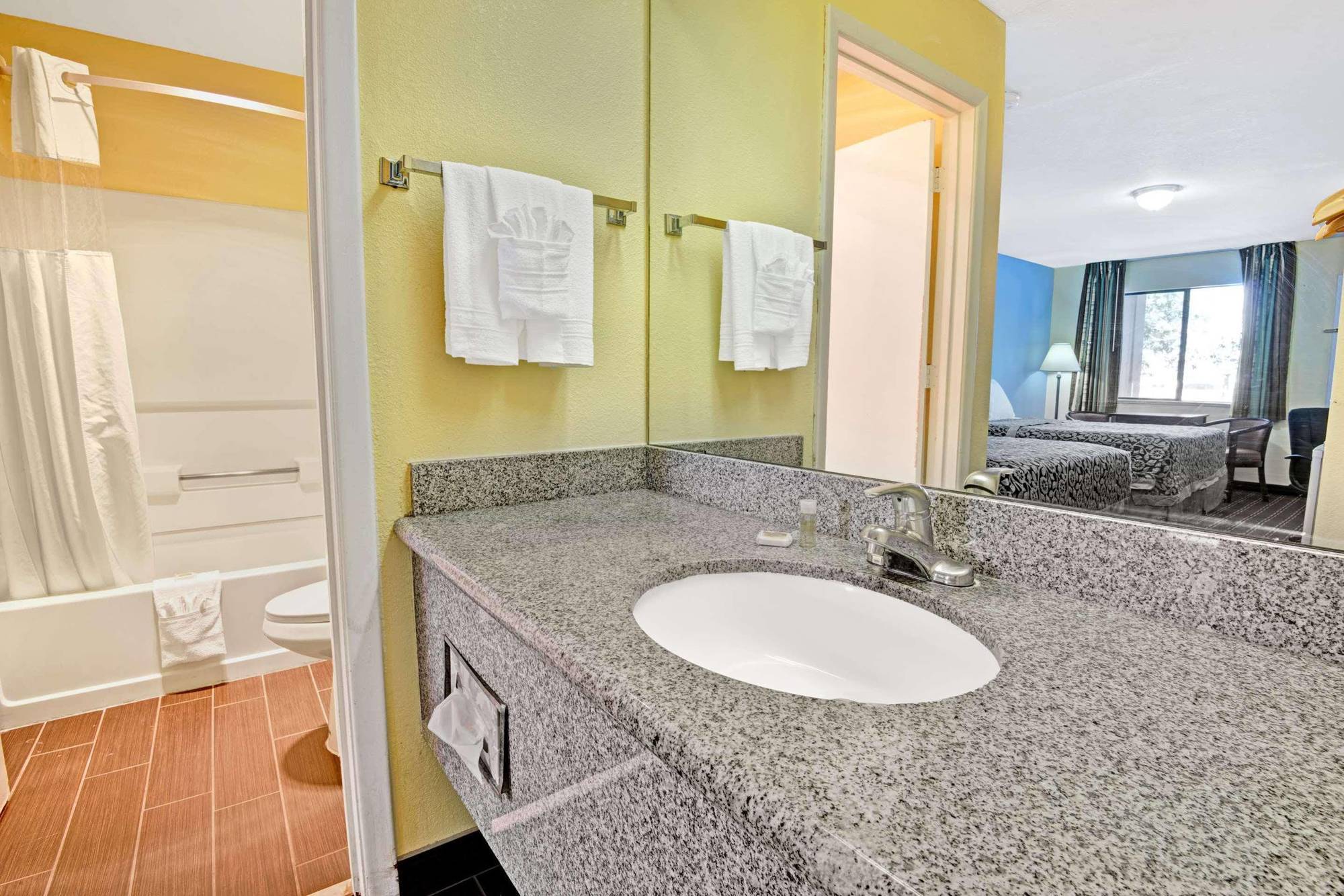 Days By Wyndham West Hotel