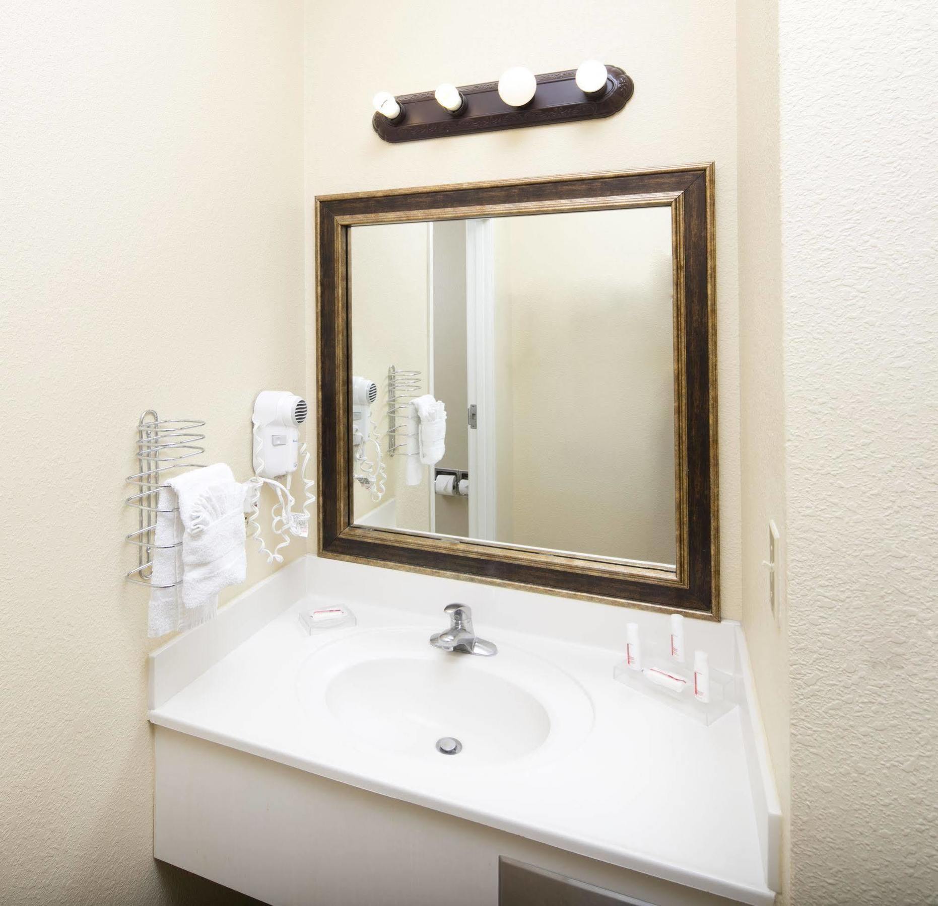 Hotel Baymont By Wyndham Airport 3*