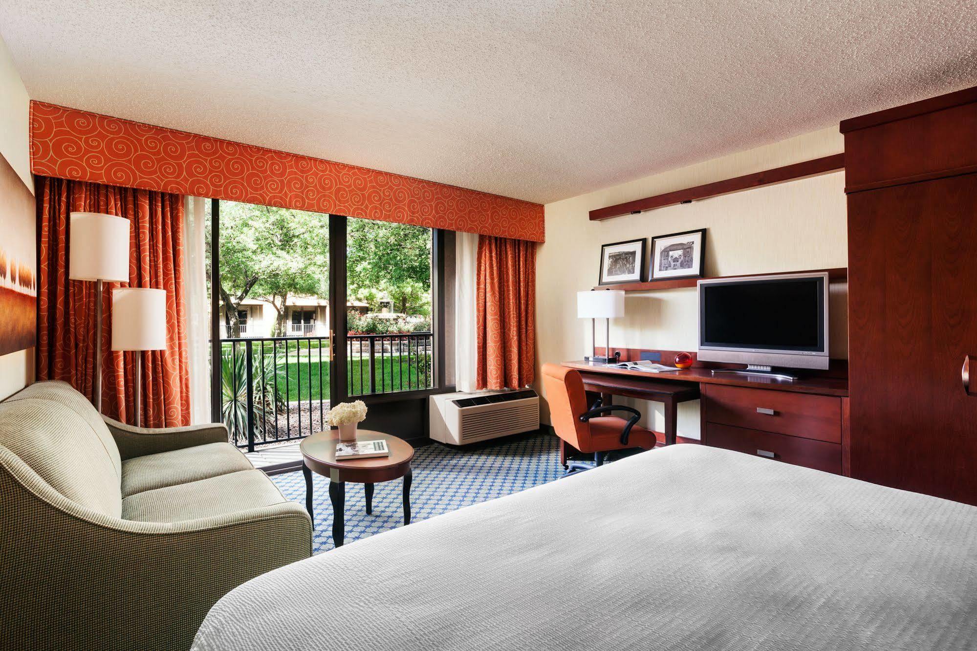Courtyard By Marriott Hotel