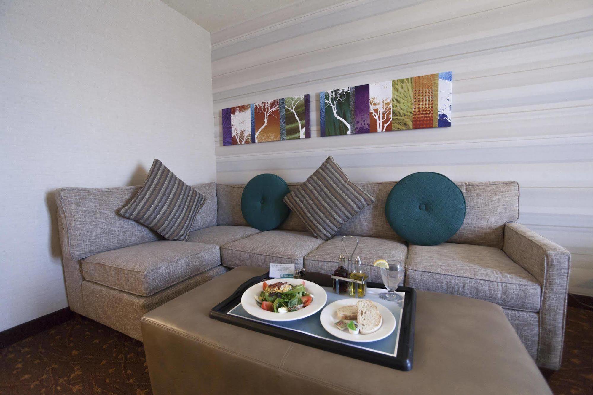 Hilton Garden Airport 3*
