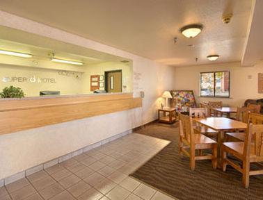 Hotel Super 8 By Wyndham West/coors Blvd 2*