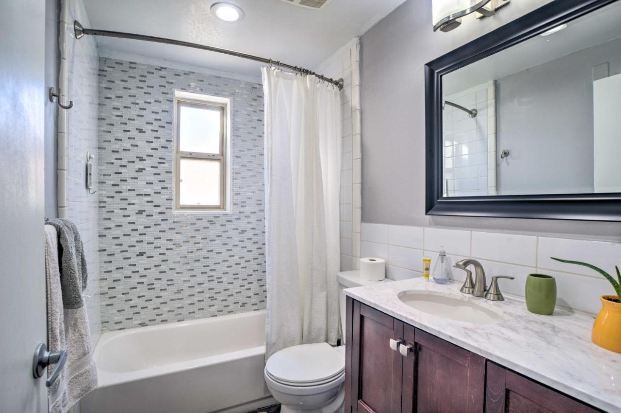 Holiday home Vibrant Abq Adobe Den Mtn Views, Walk To Park!