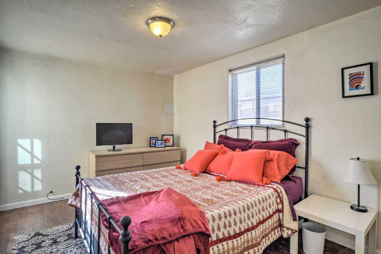 Vibrant Abq Adobe Den Mtn Views, Walk To Park! Holiday home Albuquerque