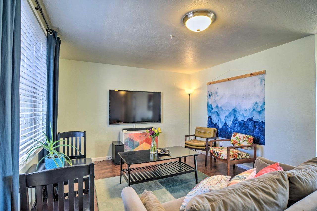 Holiday home Vibrant Abq Adobe Den Mtn Views, Walk To Park!