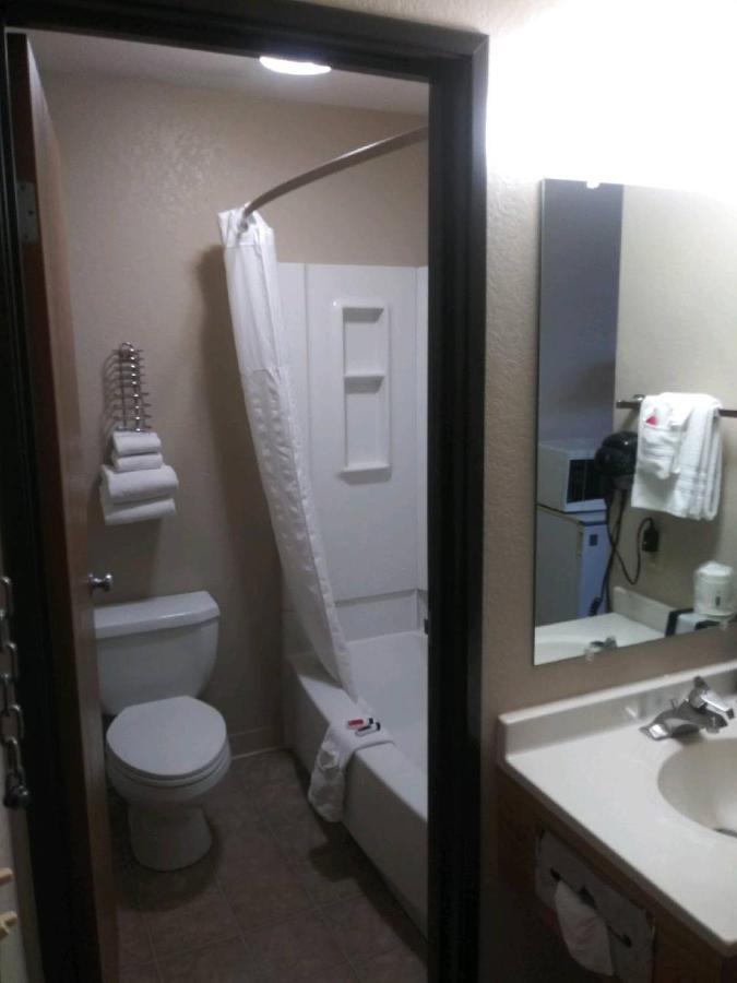 Hotel Super 8 By Wyndham West/coors Blvd 2*