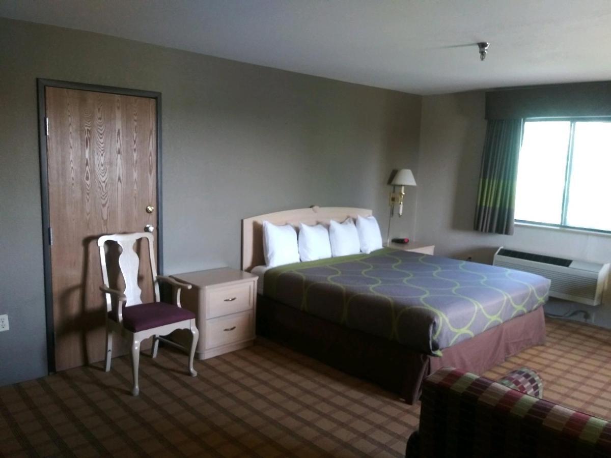Super 8 By Wyndham West/coors Blvd
