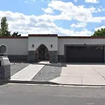 Relaxing 4 Bedroom With Pool And Hot Tub