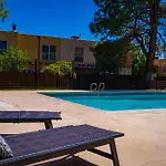 The Plaza - An Irvie Home W Summer Pool