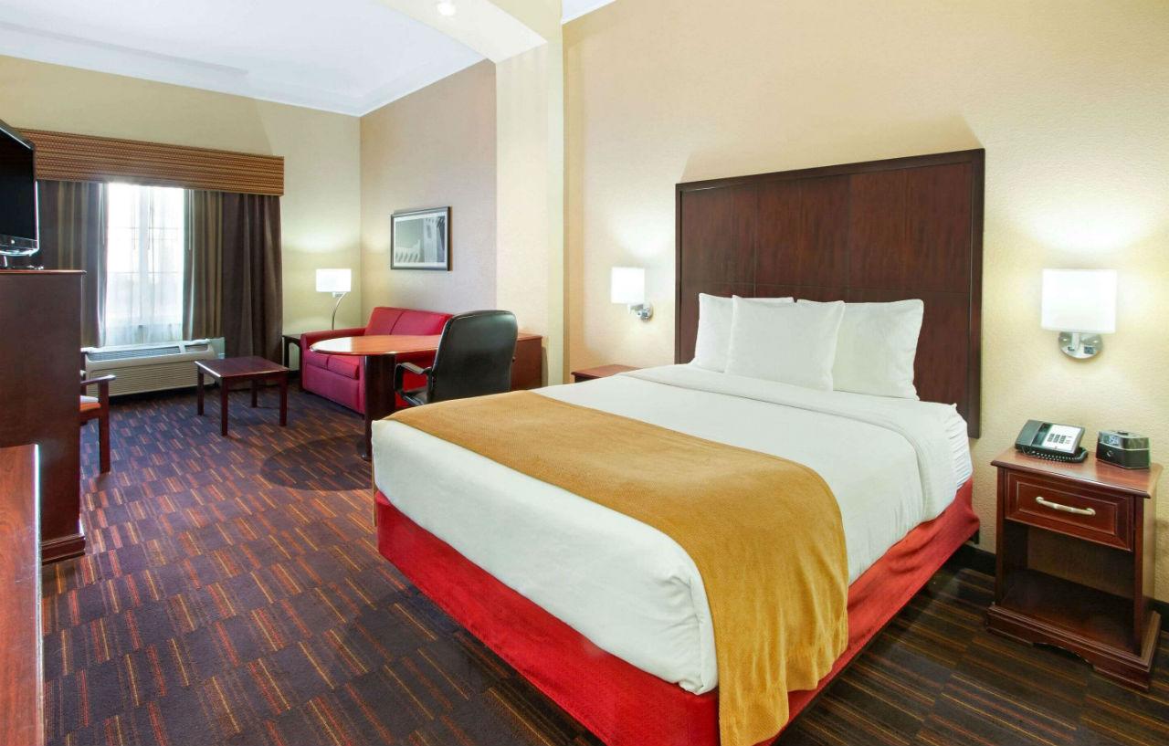 La Quinta & By Wyndham Midtown Hotel