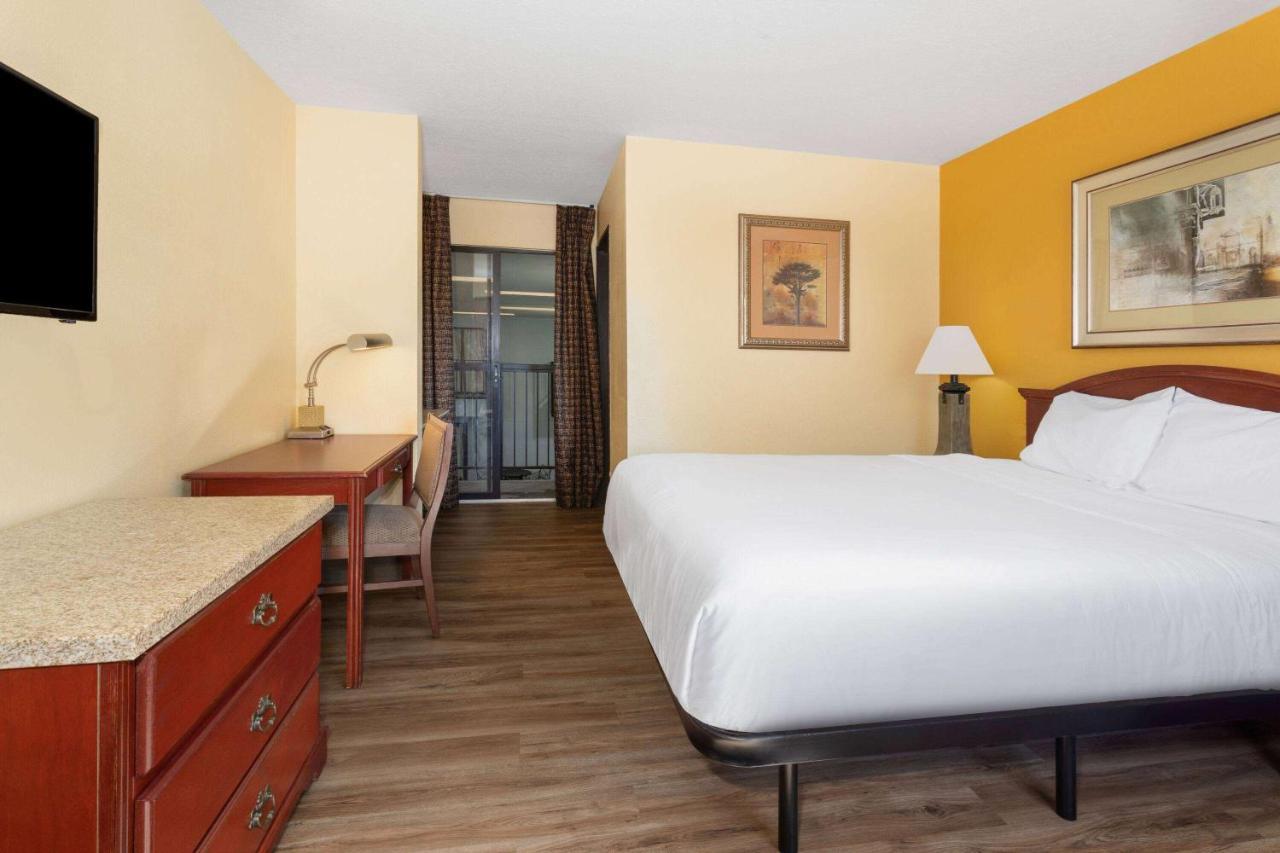 Travelodge By Wyndham East