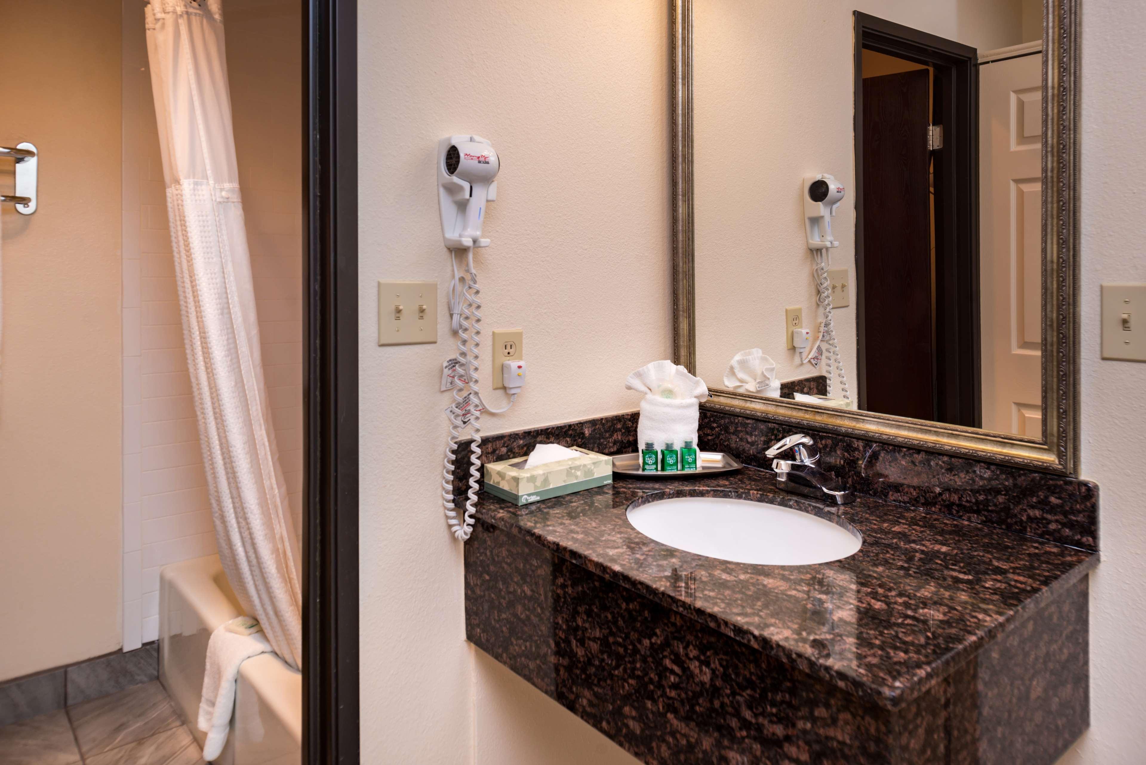 Western Airport Innsuites & Hotel 3*