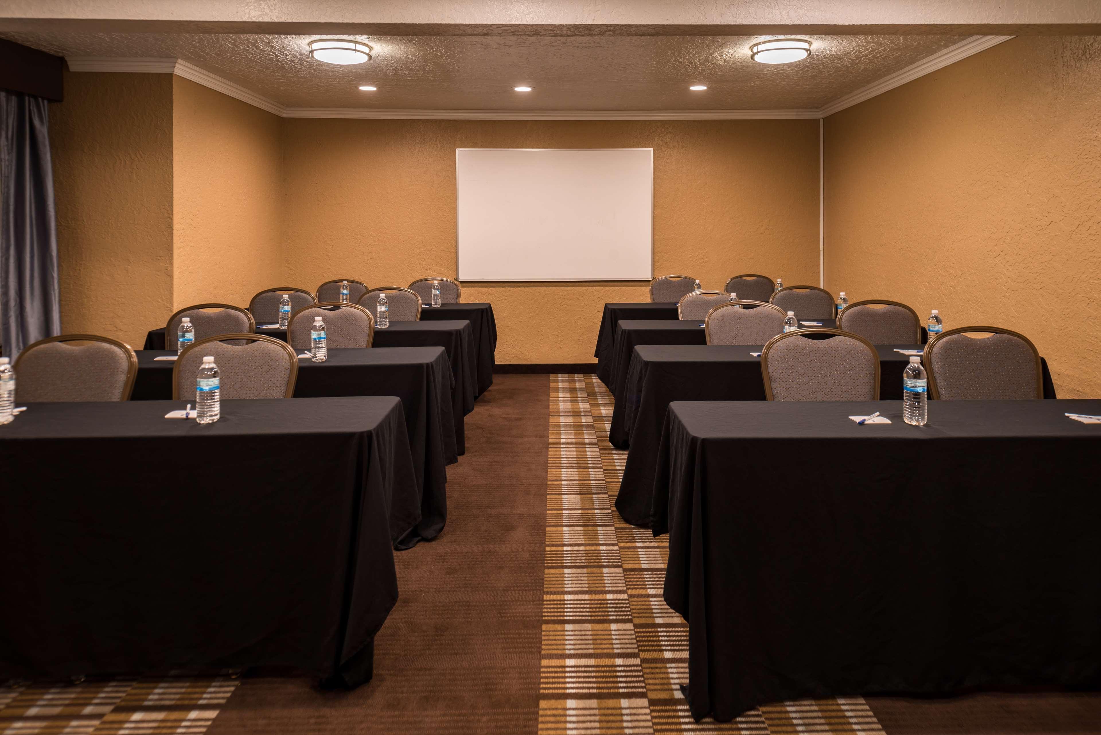 Western Airport Innsuites & Hotel