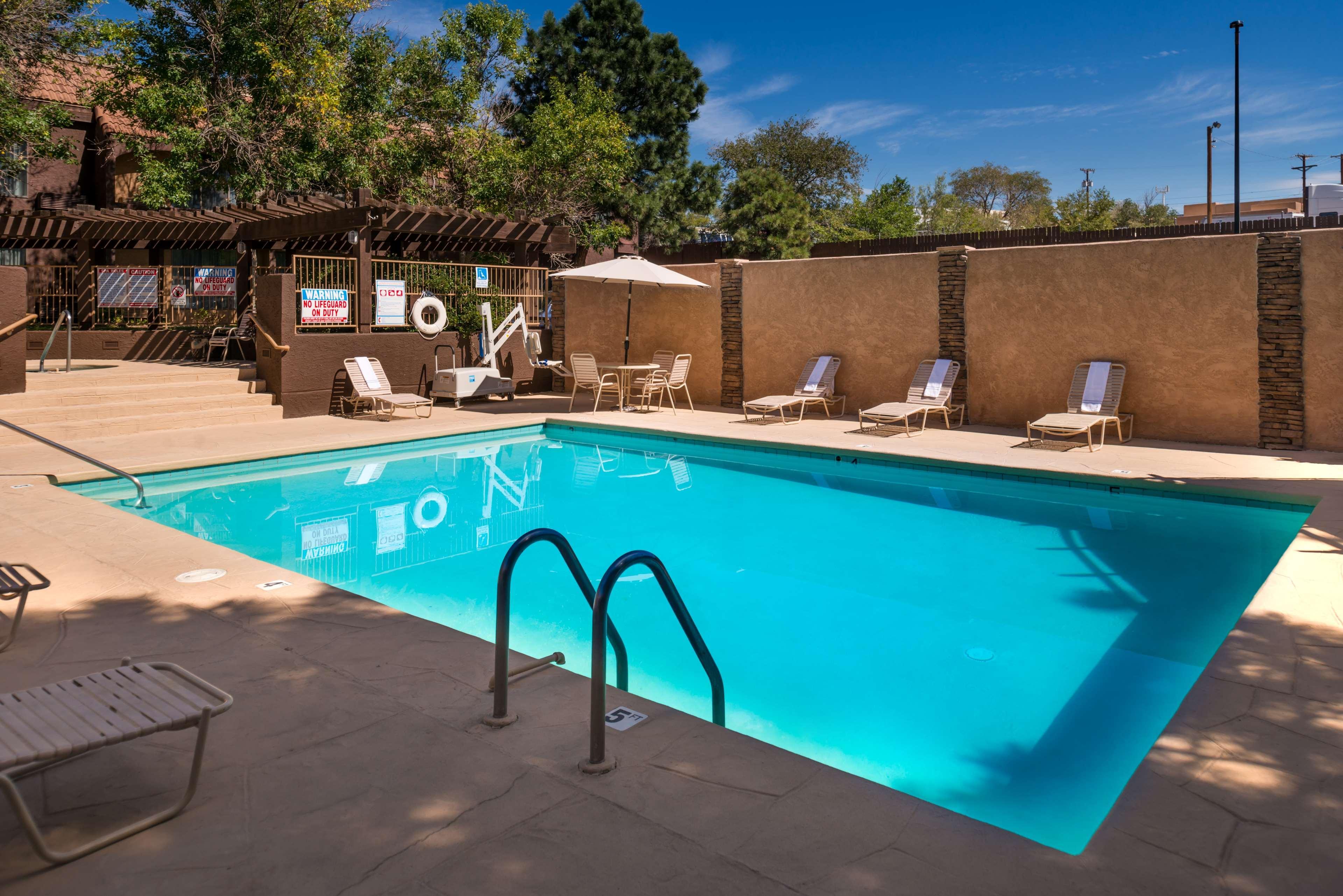 Western Airport Innsuites & Hotel 3*